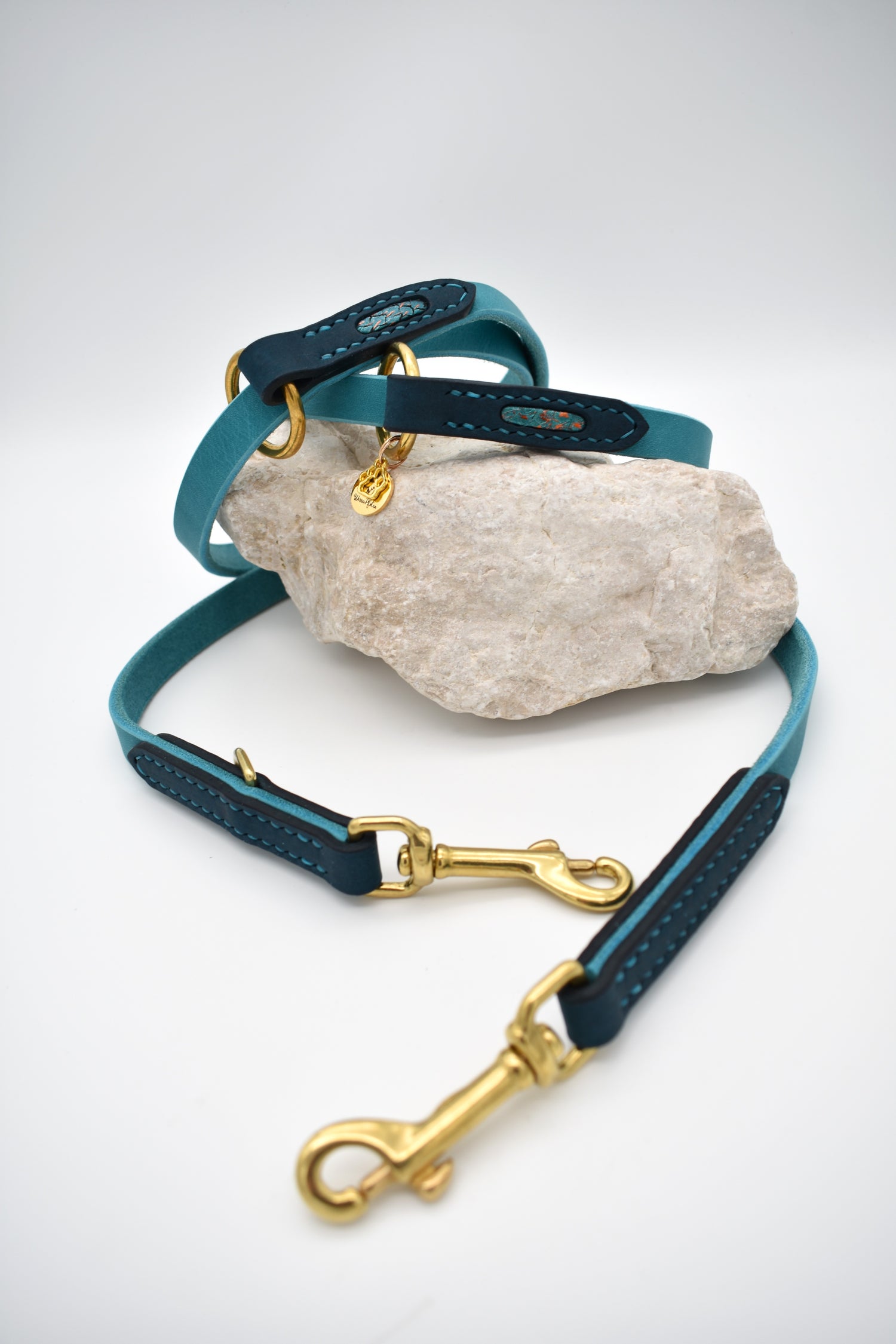 Fettlederleine mit Blanklederapplikationen "Ocean Glow"