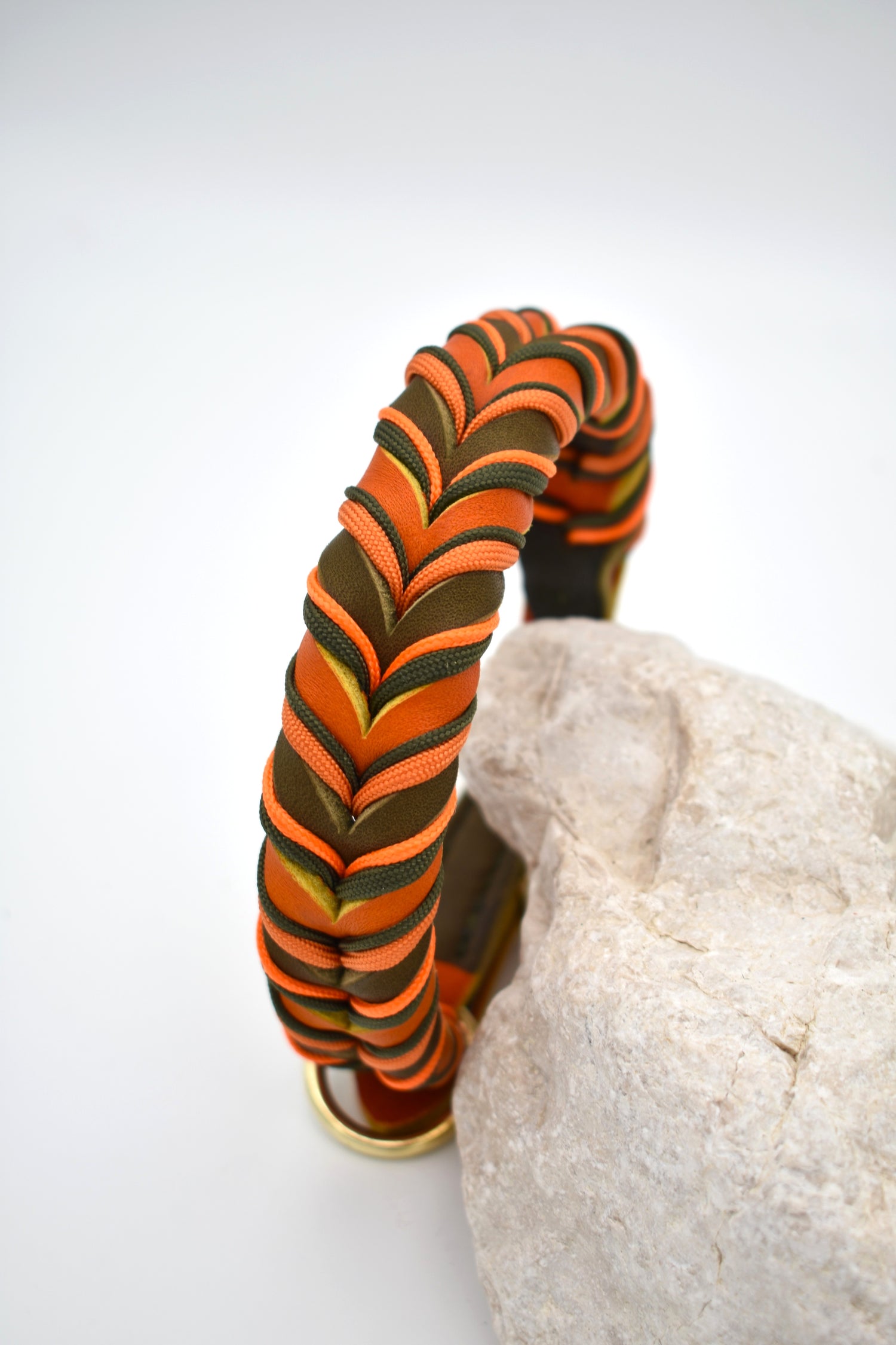 zweifarbiges Fettlederhalsband mit Paracord